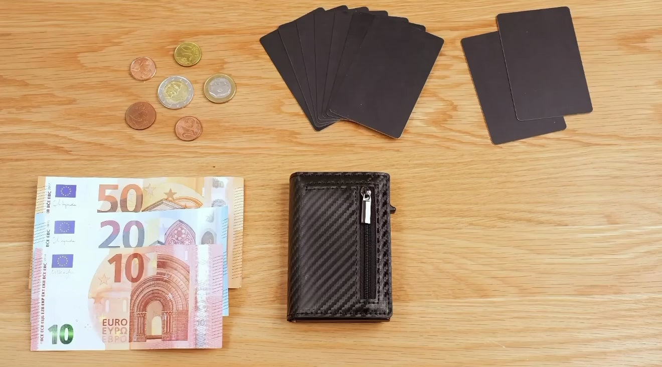 Video laden: <p>Die Revolution für Ihre Hosentasche. Schauen Sie sich an, wie der KartenHeld Ihr Leben vereinfacht.</p>